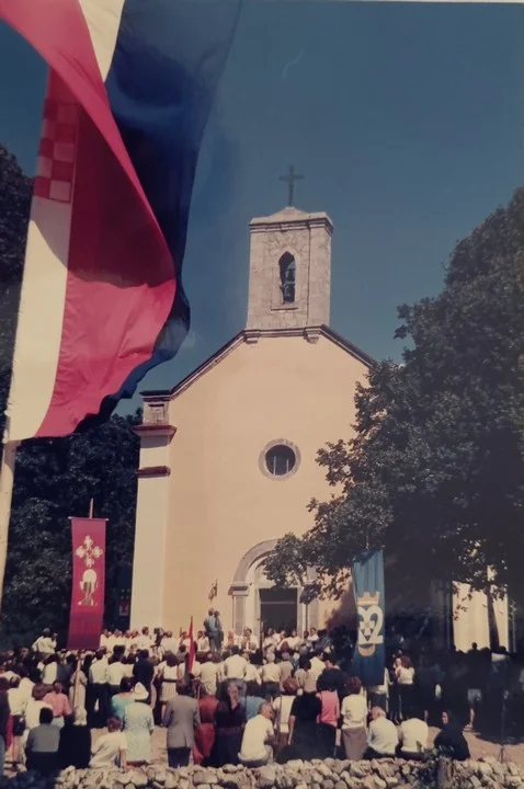 Proslava ispred crkve na Baškim Oštarijama